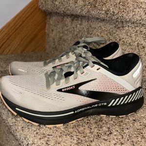 Women’s Brooks Adrenaline GTS 22 Running Shoes Size 5.5
